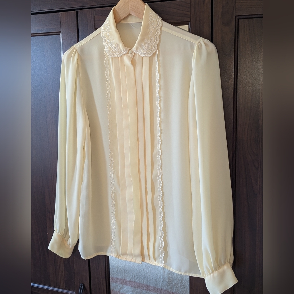 Vintage Light Pastel Yellow Blouse Long Sleeve Hidden Button Lace Collar LG/XLG